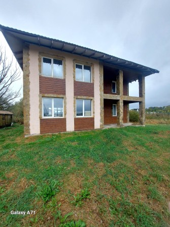 Продаётся просторный дом в живописном тихом месте - фото 1