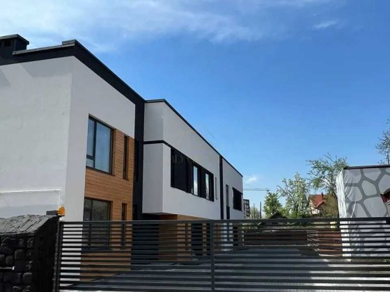 ЦЕНТР/ЗДАНИЙ будинок (таунхаус)/Гараж, газ/Закрите містечко/Є ОСЕЛЯ Івано-Франківськ