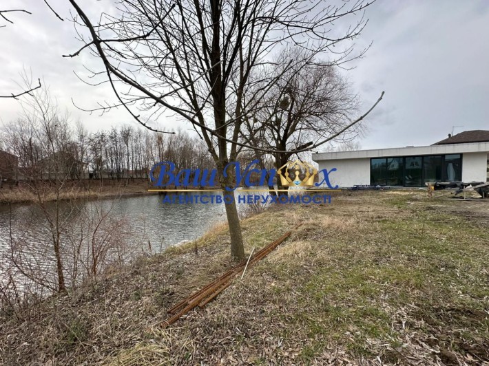 Продажа современного  дома с выходом на озеро. В городке. - фото 1