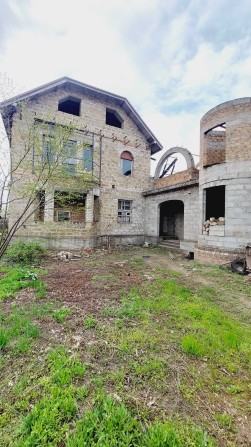 Недорого ,  большой дом с земельным участком. - фото 1