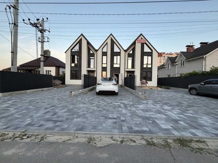 Продам трирівневий будинок, міські комунікації, чудова якість. - фото 1
