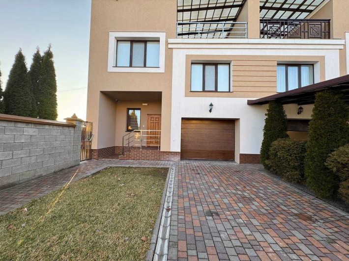Продам  стильний котедж розташований у затишному районі міста. - фото 1
