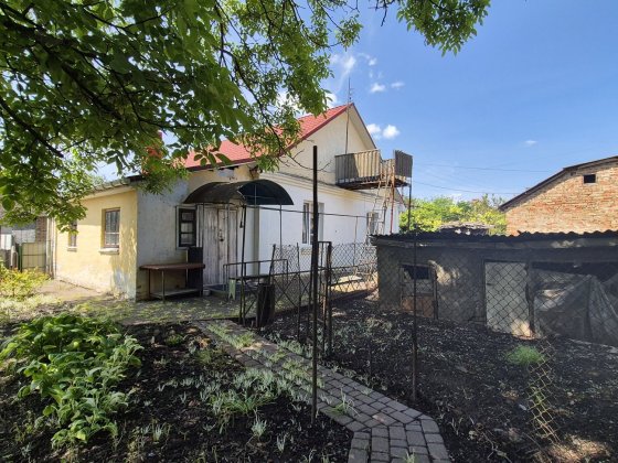 Частина будинку біля озера Рівне