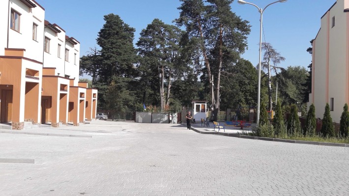 Продаж котеджу Брюховичі біля озера 190м.кв. 150000у.о. - фото 1