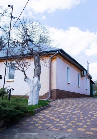 Продаж частини будинку 3/4 з окремим двором та банею в місті - фото 1