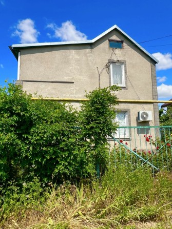 Продаю каменный 2х эт. дом с газом возле поселка Великодолинское - фото 1