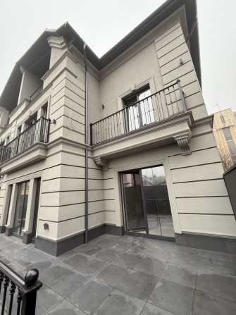 Продаж елітного будинку в центрі Чернівців - фото 1