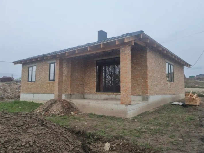 Просторий будинок з червоної цегли 121 м² з власною терасою - фото 1
