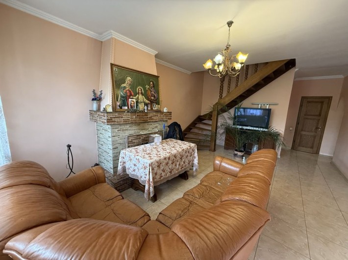 Продаж родинного будинку в спокійному районі - фото 1
