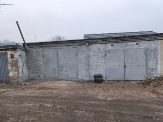 Гараж капітальний (р-н М'ясокомбінату), з високими ворітьми.