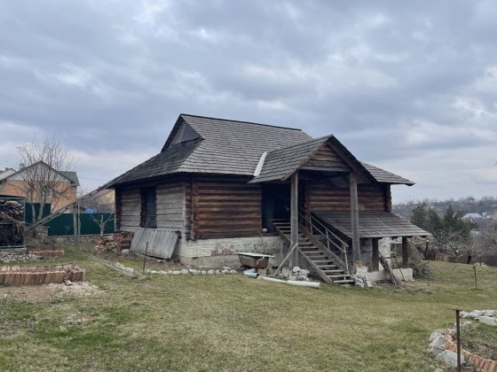 Продається будинок з дикого зрубу в центральній частині міста Полтава