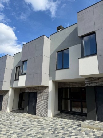 Продаж сучасного таунхауса з терасою - фото 1