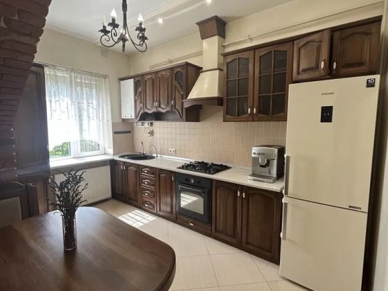 Продаж 2-х поверхового будинку з газом | 4 кімнати |центральна частина Ужгород