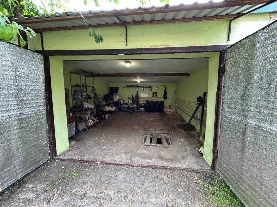 Продам гараж у центрі міста на закритій території