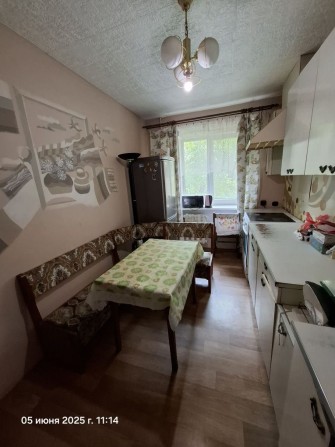 Сдам комнату в 4 ком.кв. без хозяев.ж/м.Солнечный. - фото 1