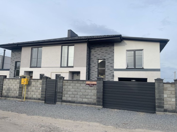 Продам 2- поверховий котедж з ремонтом, меблями, технікою і гаражем. - фото 1