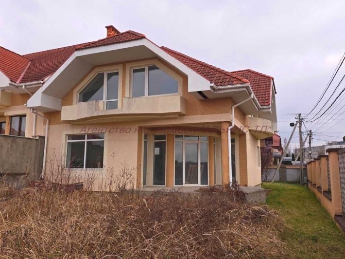 Будинок поряд з міською лікарнею в м Ужгород. рн Червениця - фото 1