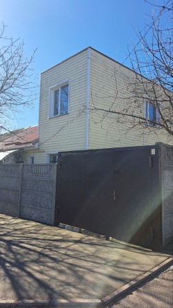 1/ 2 будинку поруч з центром міста. Є заїзд для авто. - фото 1
