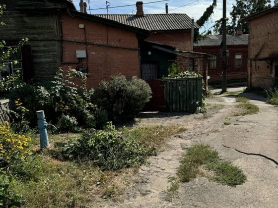 Частина будинку, центр, власне подвірʼя Чернігів