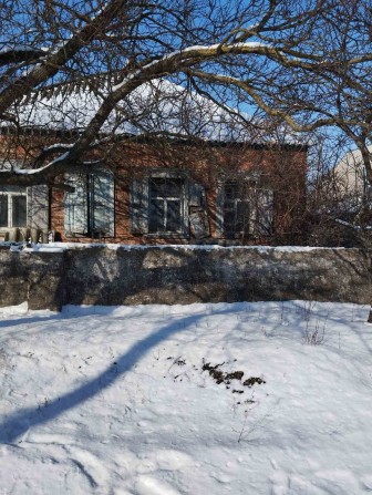Продам дом в центре п Андреевка Балаклейского района - фото 1