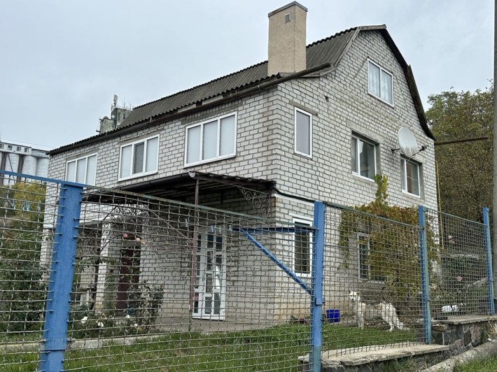 Двоповерховий будинок в місті Тальне - фото 1