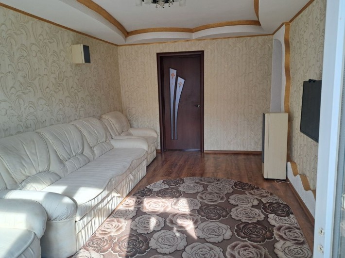 Хозяин сдам 3хкомн квартиру с кухней студией - фото 1