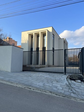Неподалік пл Корятовича сучасний Будинок - фото 1