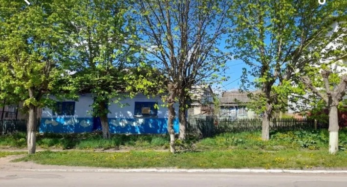 Продається земельна ділянка з будинком у центрі смт Кельменців - фото 1