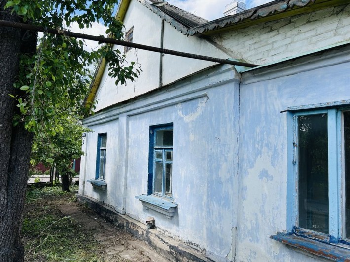 Продаж частини будинку в гарному місці під ремонт - фото 1