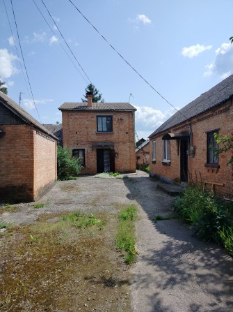 Тяжилів, близьких транспорт, великий двір - фото 1
