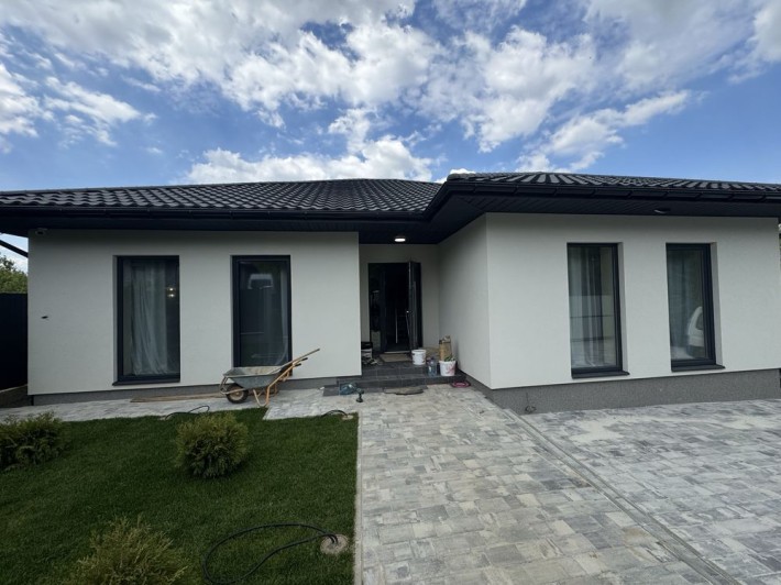 Продаж будинку з басейном на червениці - фото 1