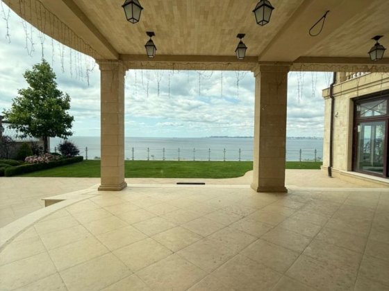 Сосновый берег, дом с панорамой моря и лифтом Лески