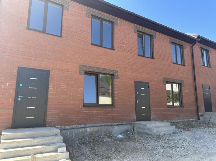 Продам Таунхаус 2 поверхи 62 кв.м. в місті з ділянкою - фото 1