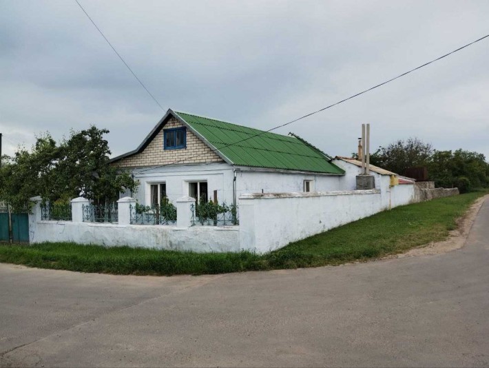 Будинок зі зручностями, великою земельною ділянкою і гаражем - фото 1