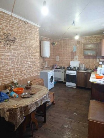 Продам  газифицированный дом с удобствами.  Есть флигель. Сертификат + - фото 1