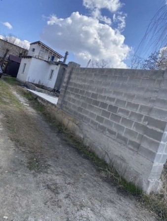 Участок под дом в городе на берегу реки - фото 1