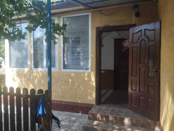 Продам 1/2 дома на ХТЗ  с капитальным ремонтом. - фото 1