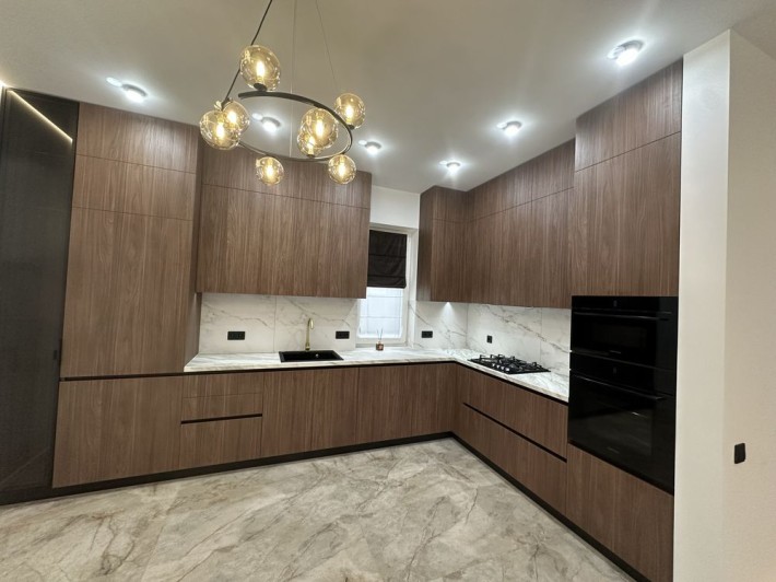 Продам будинок з ремонтом. Газ. Класна локація. Закрита територія. - фото 1
