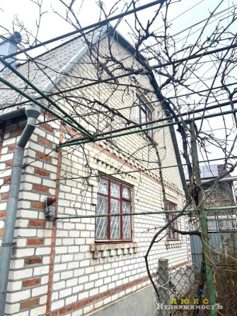 Продам добротный двухэтажный дом  в Черноморке, рядом море. - фото 1