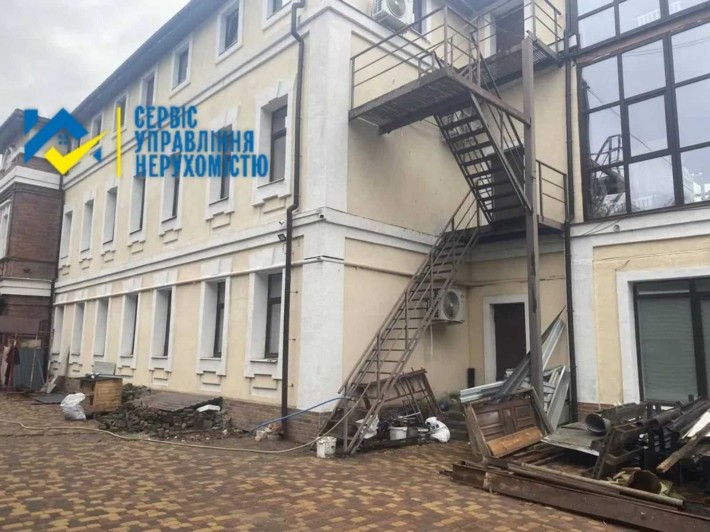 Продам окремостоящу триповерхову будівлю вул.Клочківська 29. - фото 1