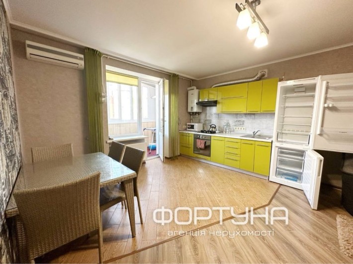Центр, Незалежності 1Б - фото 1