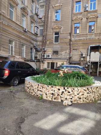 Срочно 4-кімнатна квартира в ЦЕНТРІ по вул. Дерибасівська, 9 - фото 1