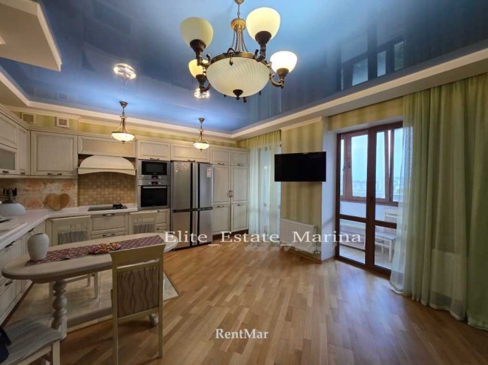 Шикарная 1- комн кв 58 м2 студия балкон новый дом ул Новосельского - фото 1