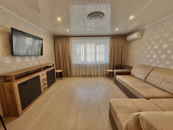 Сдаю  светлую и чистую 2х ком. кв в квартале от пляжа Черноморск