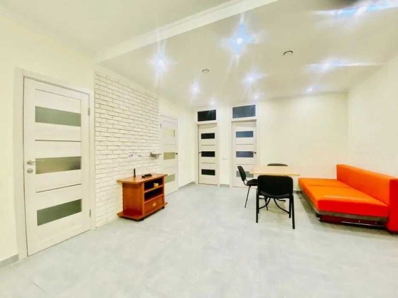 Вільна подобово центр можна на місяць  10 хв до ж д вокзалу Звітні док Львів