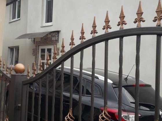 Здається 2-ох поверховий будинок в селі Поляна Русская Поляна