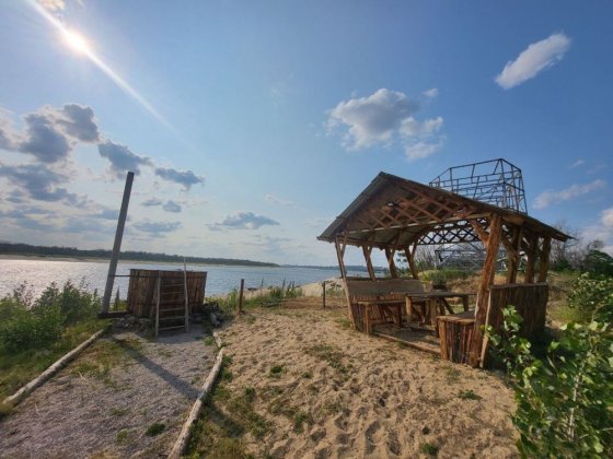 Беседки возле воды на берегу Днепра