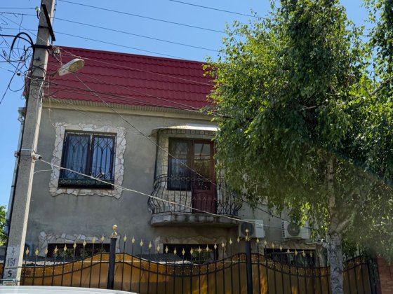 Здається другий поверх будинку БІЛЯ МОРЯ Крижанівка