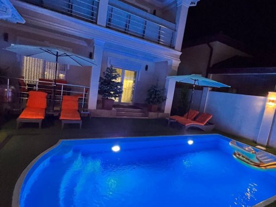 Подобово  будинок з бассейном джакузі біля моря віп рівень море 5 хв Бурлача Балка