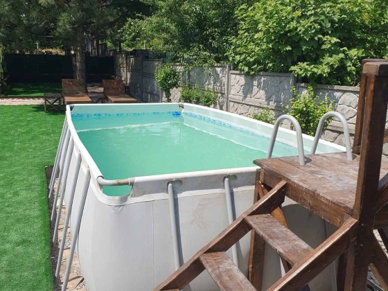 Зона отдыха с бассеином Володимирське